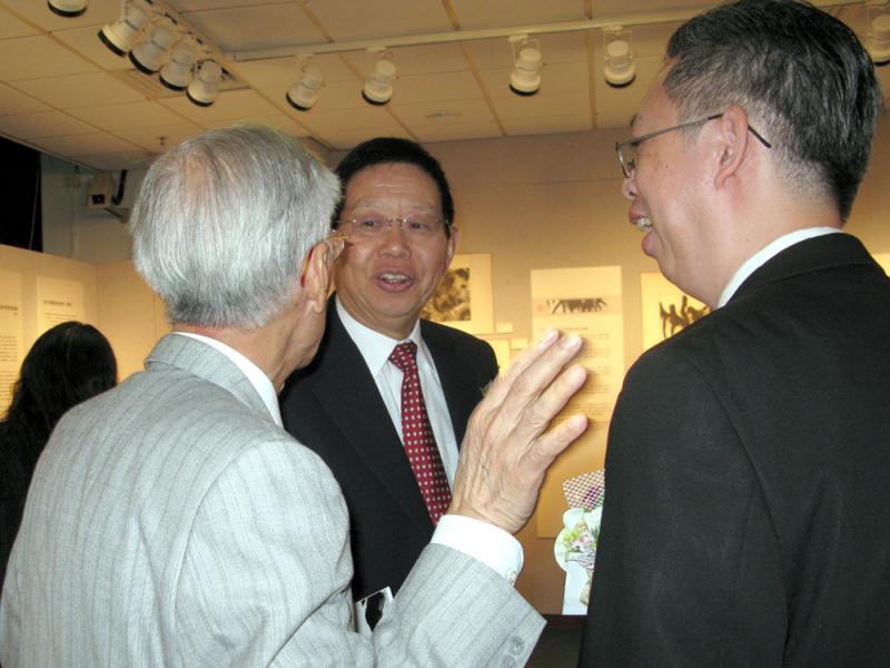 3a 10 L Tam introduce Mr M Leung (62 grad) to Dr Tam.jpg