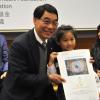 04 Prof Chan Sun Chi presenting prize to winner 1