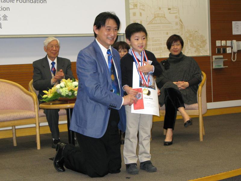 07 Prof Dominic Lam presenting  prize to winner 1