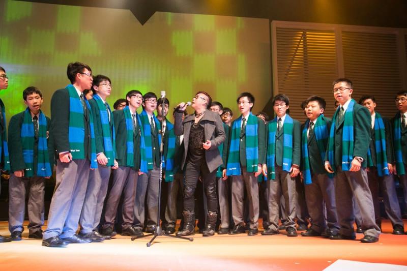 Alan%20Tam%20with%20WYK%20Students%20performing