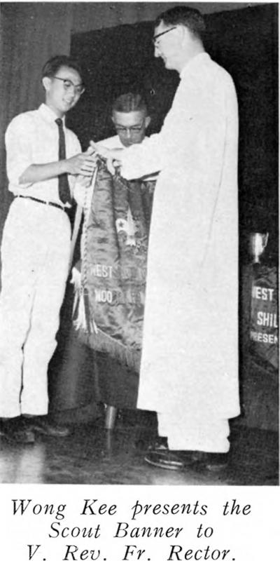 61Scouting_Wong Ka Kee presenting trophy