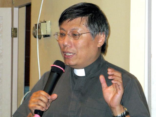 Fr Chow visit_20090724_03 copy.jpg