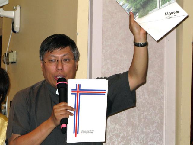 Fr Chow visit_20090724_07 copy.jpg