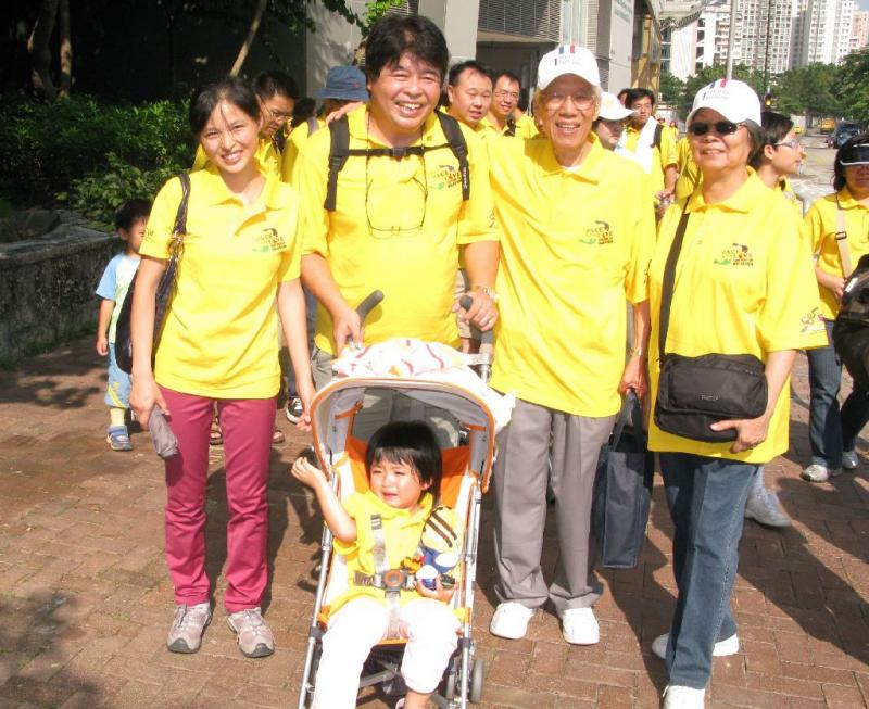 07 It's a family affair. with Wu Ka Keung and his family.JPG