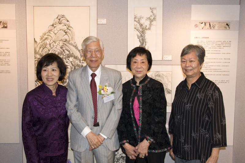 3a 08 L & M with mother & sister of Ka Yeung Mok.jpg