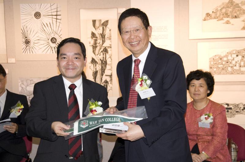 3c Presentation 06, Prof Mok to Mr Michael Leung (62 grad).jpg