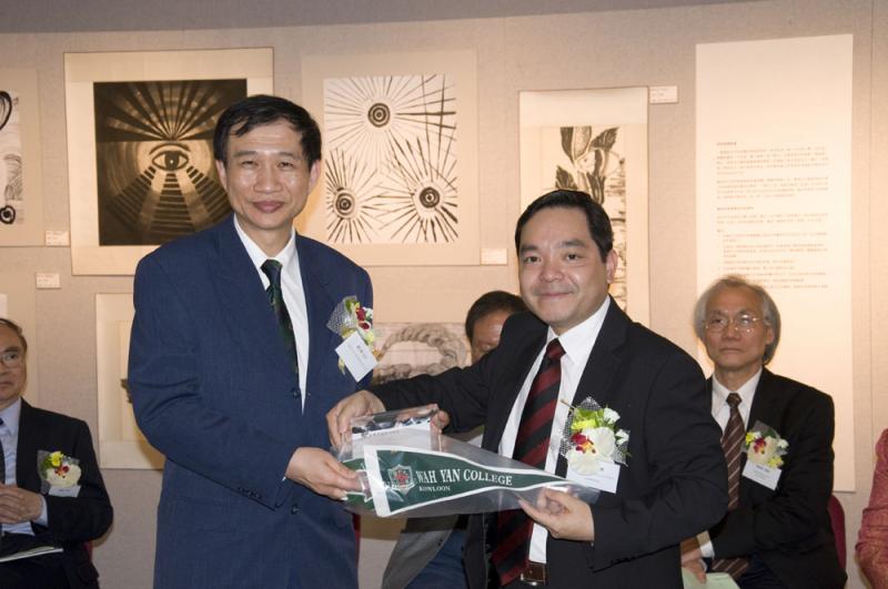 3c Presentation 07, Prof Mok to Mr Pak-Kai Yim (72 grad).jpg