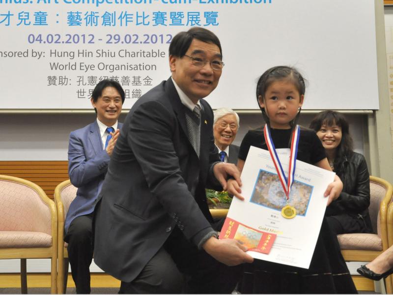 05 Prof Chan Sun Chi presenting prize to winner 2