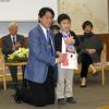 07 Prof Dominic Lam presenting  prize to winner 1