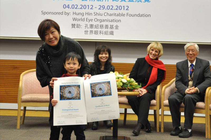 15 Prof Man Kit Wah presenting prize to winner