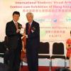 Dr Cheung of HK EDB presenting souvenir