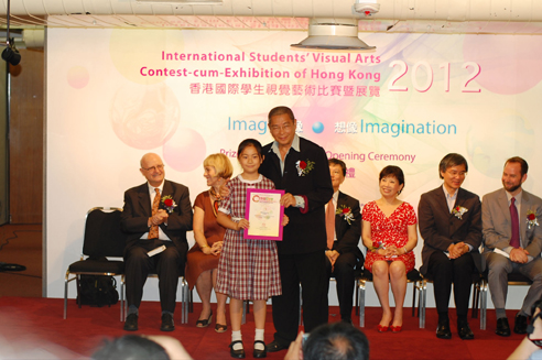 Lau Siu Ming presenting Hon Mention Cert to winner