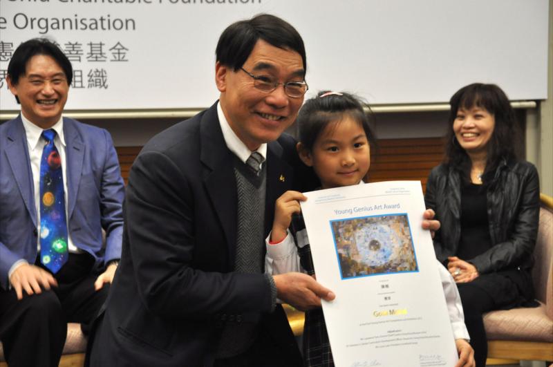 04 Prof Chan Sun Chi presenting prize to winner 1