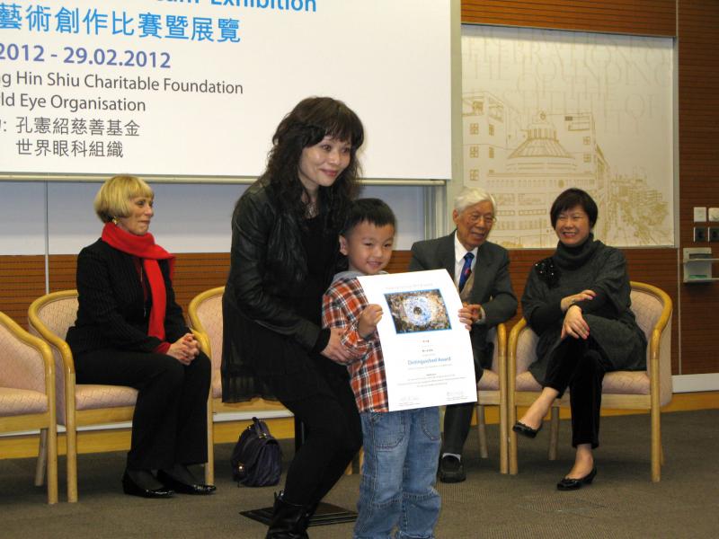 14 Dr Vanessa Li presenting prize to winner